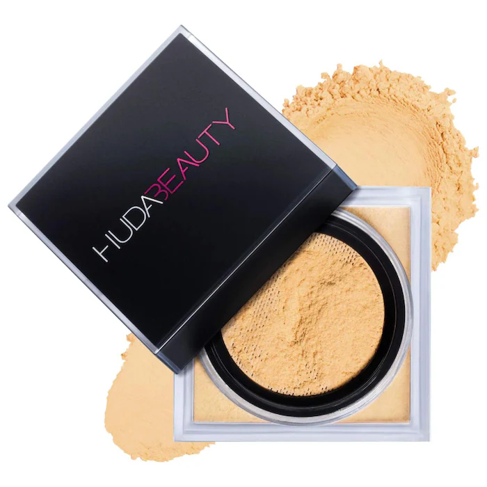 HUDA BEAUTY Easy Bake Blurring Loose Baking & Setting Powder – Blondie – light, medium, and tan skin tones. golden undertones brighten, while pink undertones disguise under-eye darkness.